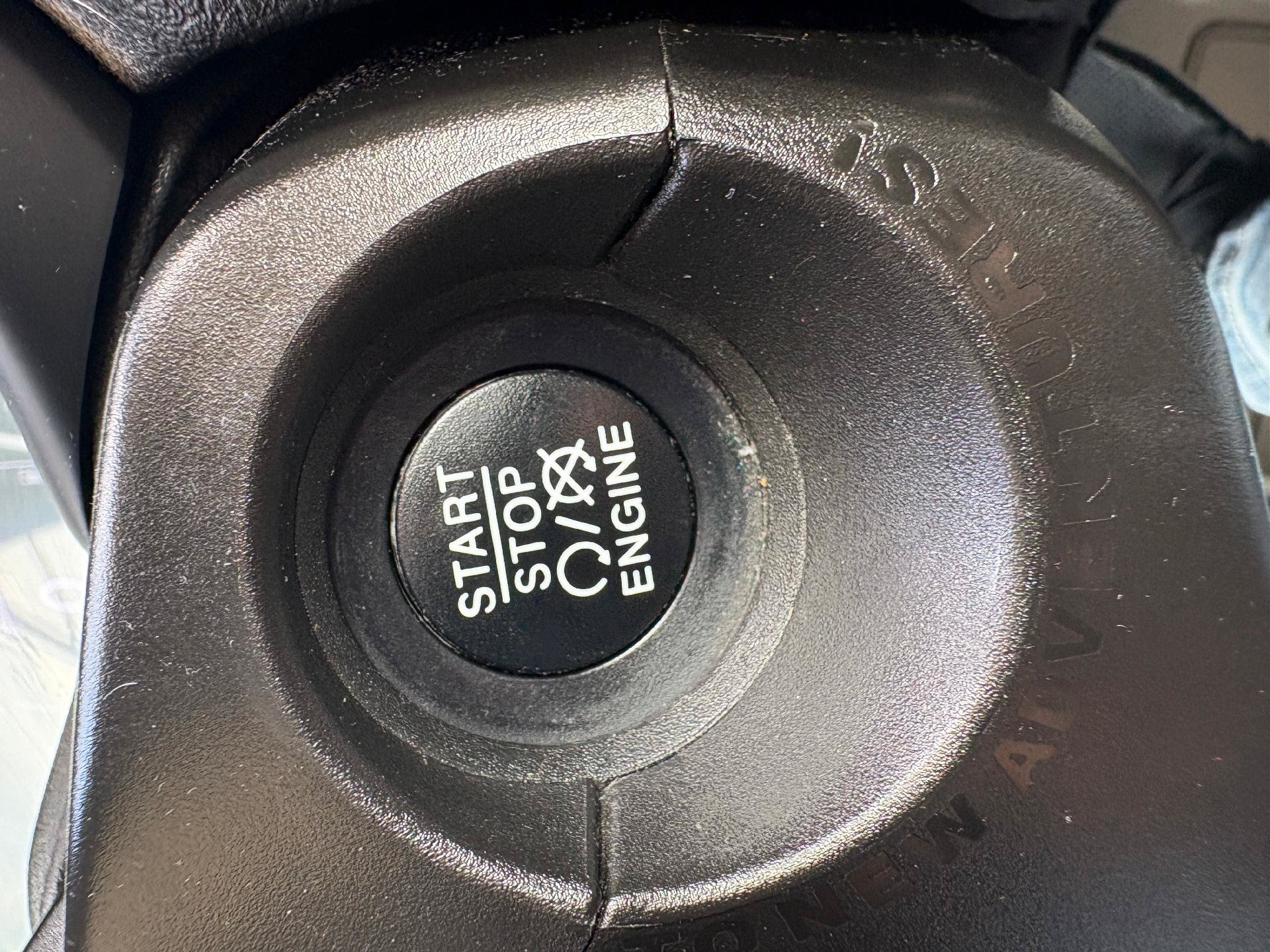 Used 2019 Jeep Renegade Latitude AWD/4WD image 19