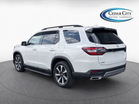 Used 2025 Honda Pilot Touring image 3
