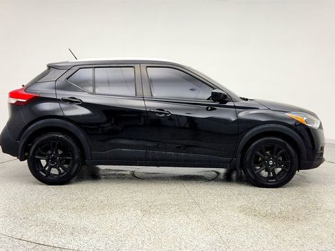Used 2019 Nissan Kicks SV FWD image 4