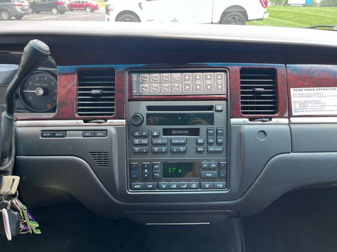 Used 2008 Lincoln Town Car Executive RWD image 36