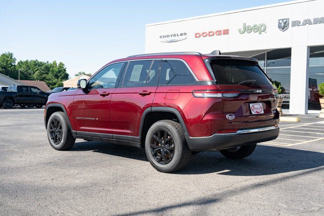 Used 2023 Jeep Grand Cherokee Limited RWD image 3
