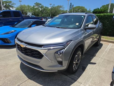 Used 2024 Chevrolet Trax LT w/ Driver Confidence Package FWD image 3