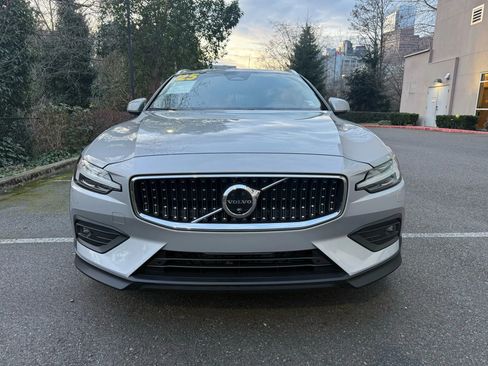 Used 2025 Volvo V60 B5 Cross Country Plus image 8