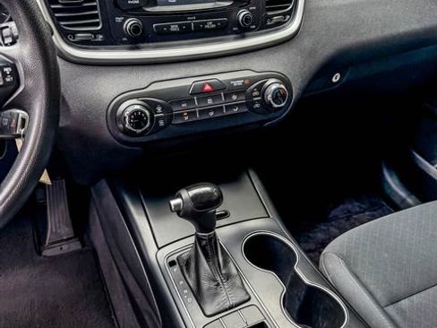 Used 2017 Kia Sorento LX image 7