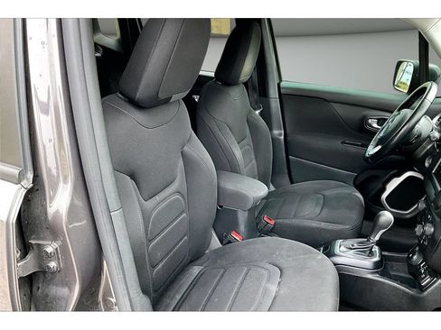 Used 2018 Jeep Renegade Latitude w/ Cold Weather Group AWD/4WD image 10