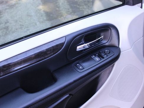 Used 2016 Dodge Grand Caravan American Value Package image 11