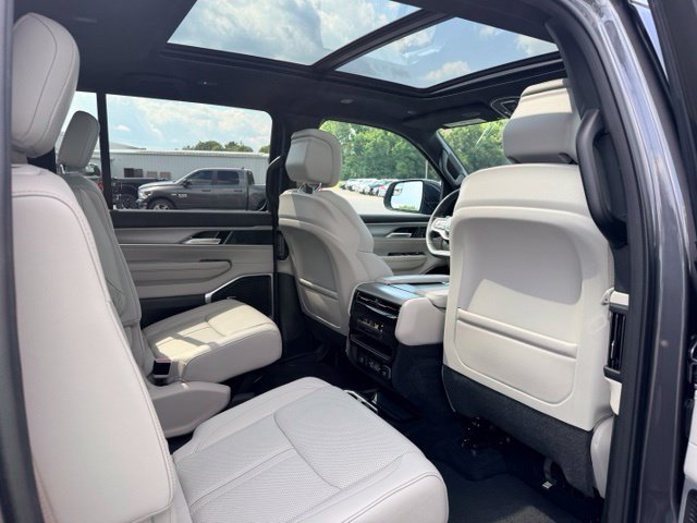 Used 2025 Jeep Wagoneer Series II w/ Premium Group I AWD/4WD image 21