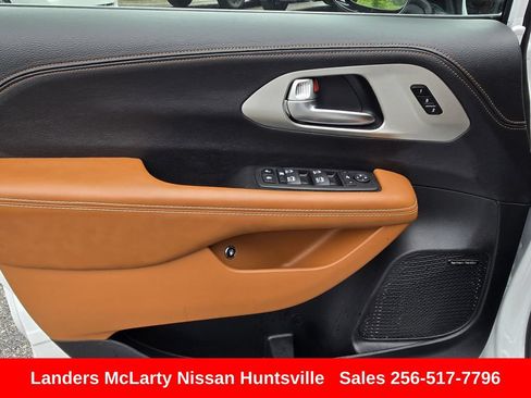 Used 2025 Chrysler Pacifica Pinnacle FWD image 26