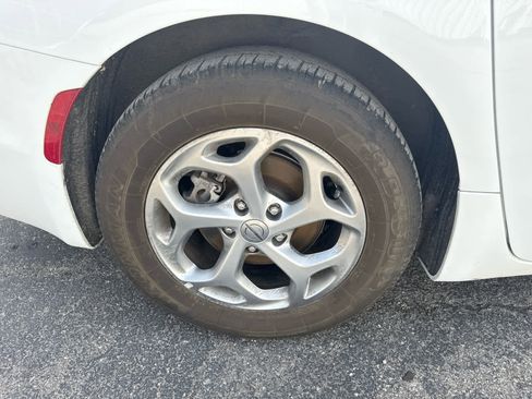 Used 2024 Chrysler Pacifica Limited image 8