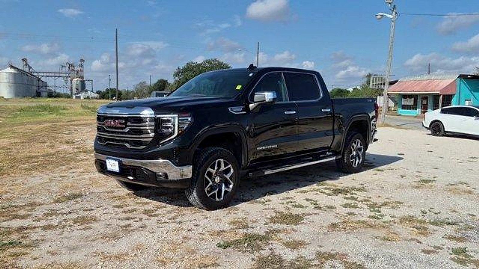 Used 2023 GMC Sierra 1500 SLT AWD/4WD image 4