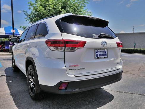 Used 2018 Toyota Highlander SE w/ Carpet Mat Package (TMS) AWD/4WD image 5