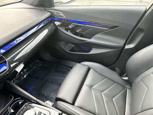 Used 2026 BMW 550e xDrive w/ Premium Package image 37