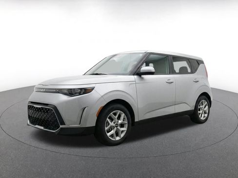 Used 2025 Kia Soul LX w/ LX Technology Package FWD image 3