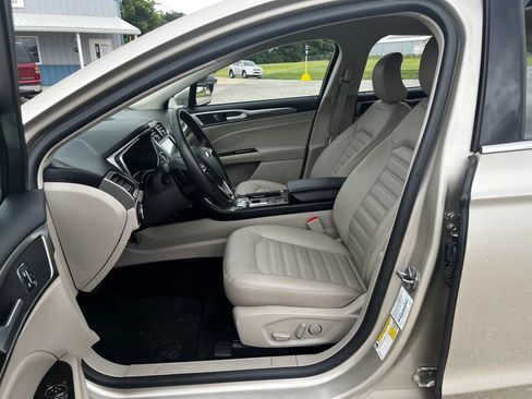 Used 2017 Ford Fusion SE w/ Fusion SE Technology Package FWD image 9