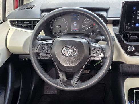 Used 2025 Toyota Corolla LE image 28
