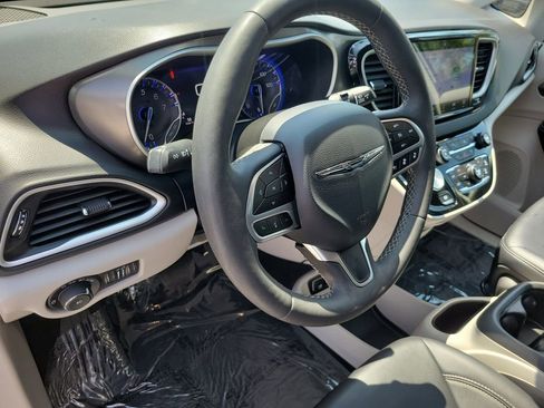 Used 2024 Chrysler Pacifica Touring-L image 20