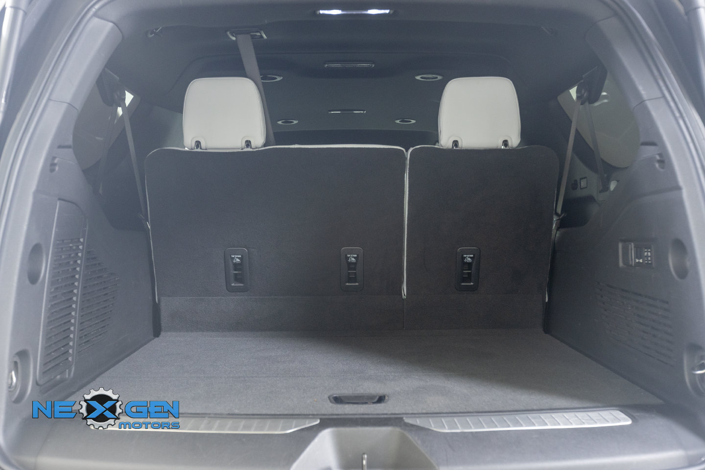 Used 2025 Chevrolet Suburban Premier AWD/4WD image 36