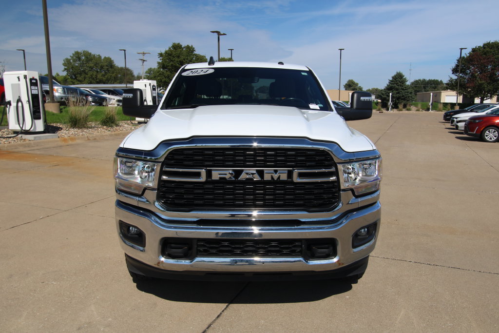 Used 2024 RAM 2500 Big Horn AWD/4WD image 2