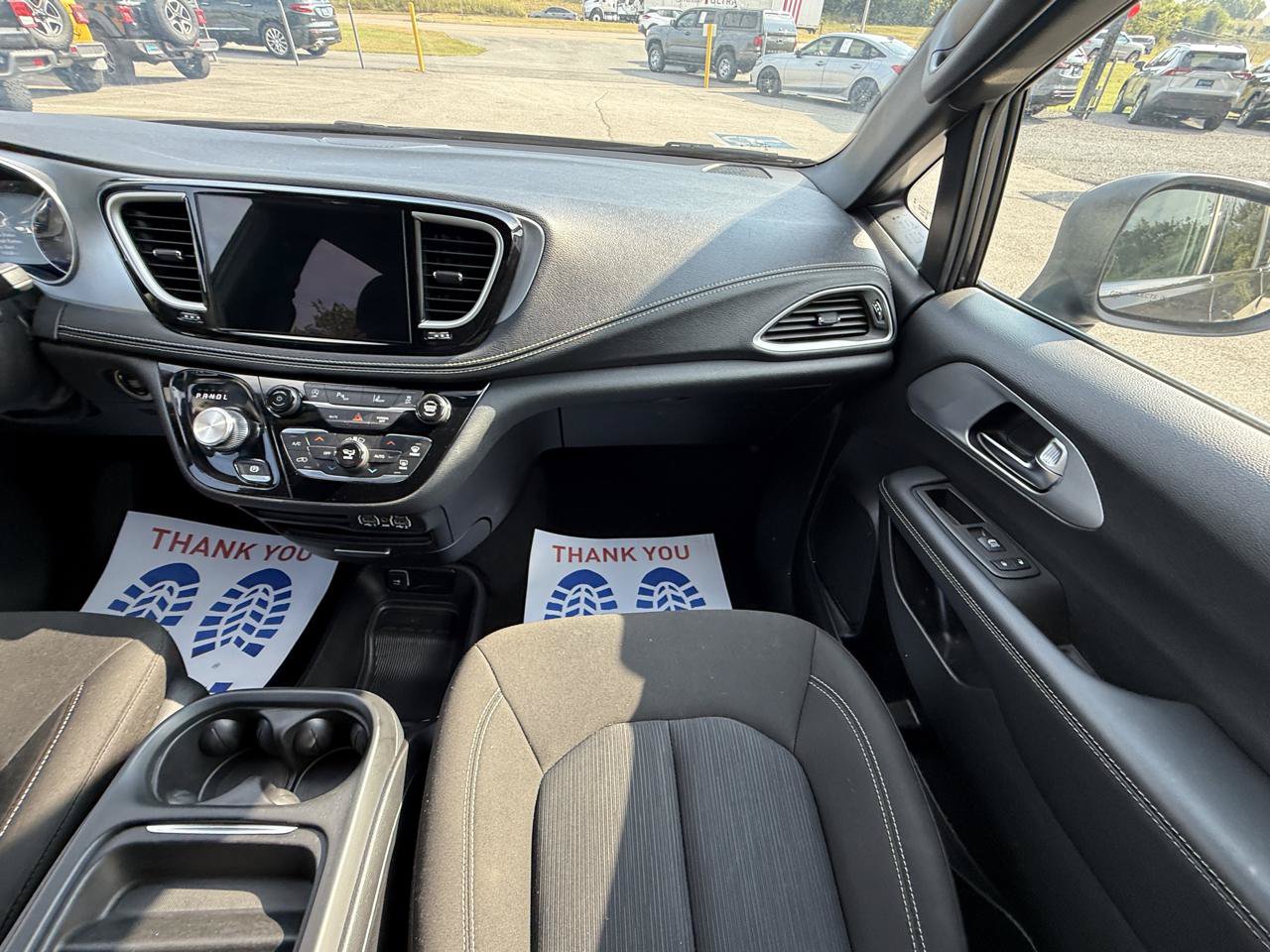 Used 2023 Chrysler Pacifica Touring FWD image 14