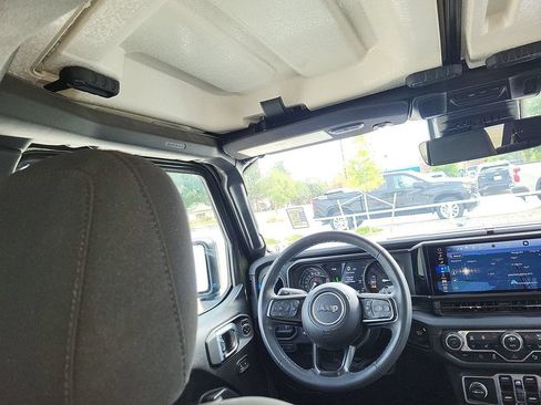 Used 2024 Jeep Wrangler Unlimited Rubicon 4xe w/ Capability Package AWD/4WD image 11