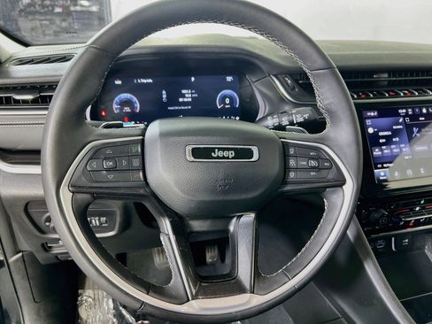 Used 2023 Jeep Grand Cherokee Altitude AWD/4WD image 11