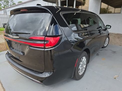 Certified 2024 Chrysler Pacifica Touring-L image 5