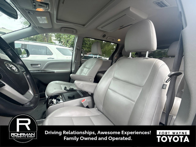 Used 2019 Toyota Sienna XLE Premium FWD image 7