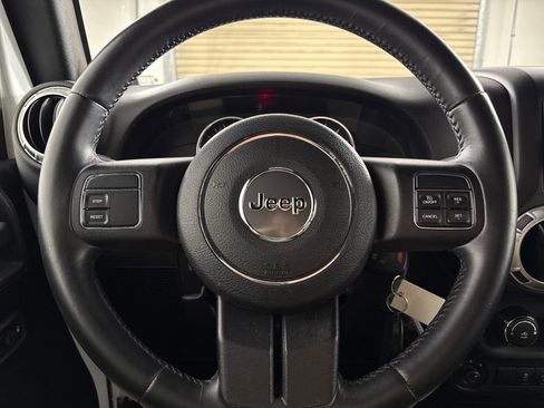 Used 2014 Jeep Wrangler Unlimited Sahara image 13