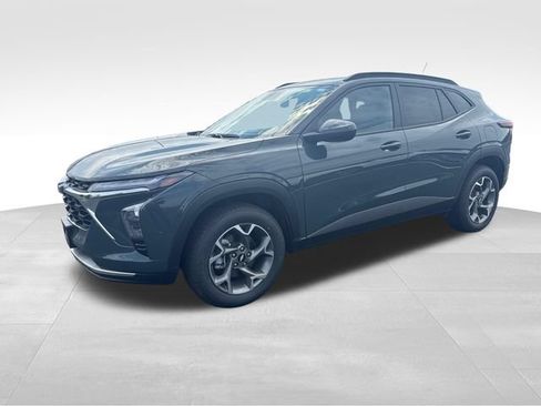 Used 2025 Chevrolet Trax LT FWD image 1