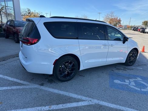 New 2026 Chrysler Pacifica Select image 33
