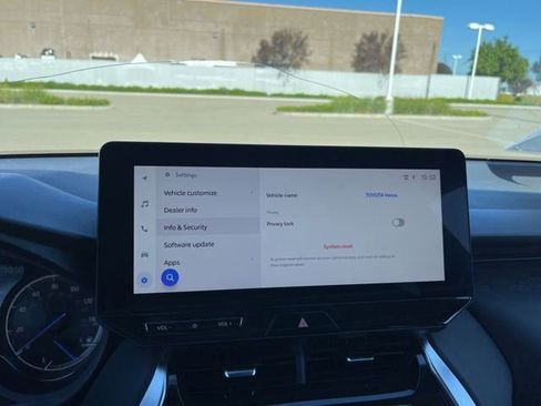 Used 2024 Toyota Venza XLE image 14