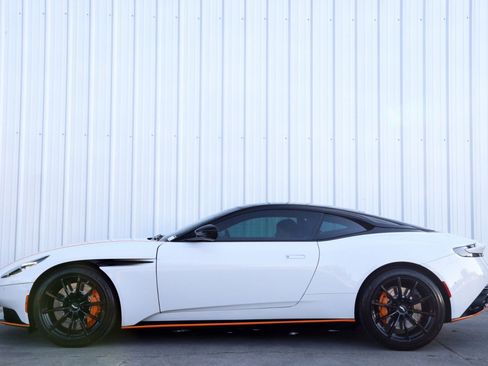 Used 2022 Aston Martin DB11 Coupe image 13