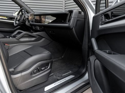 Certified 2025 Porsche Cayenne AWD/4WD image 37