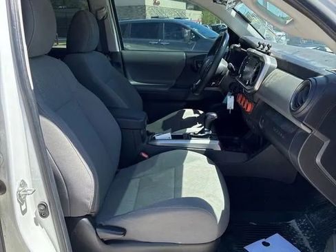 Used 2022 Toyota Tacoma SR5 AWD/4WD image 10