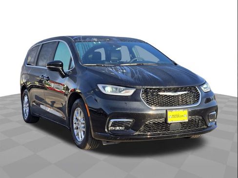 Used 2025 Chrysler Pacifica Select image 3