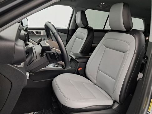 Used 2021 Ford Explorer XLT w/ Equipment Group 202A image 6