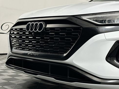 Used 2024 Audi Q8 e-tron Premium Plus w/ Premium Plus Package image 34
