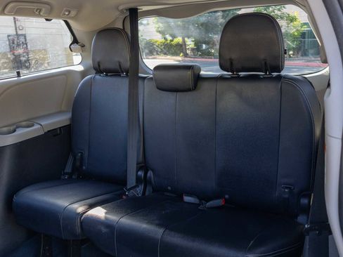 Used 2015 Toyota Sienna SE image 19