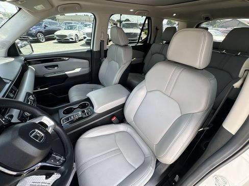 Used 2025 Honda Pilot Touring image 17