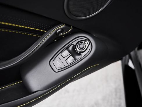 Used 2023 Aston Martin V8 Vantage Coupe RWD image 27