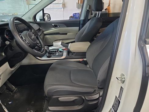 Used 2024 Kia Carnival LX FWD image 11
