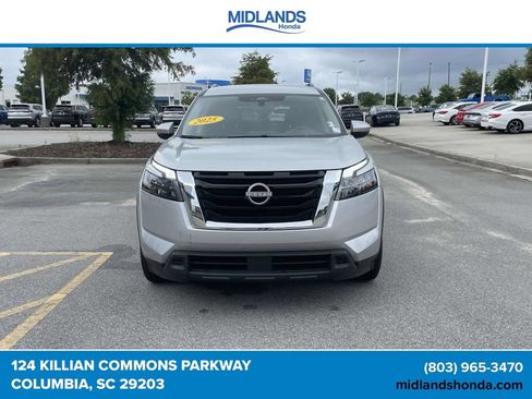 Used 2025 Nissan Pathfinder SV FWD image 2