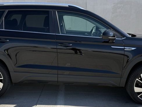 Certified 2024 Volkswagen Taos SEL image 4