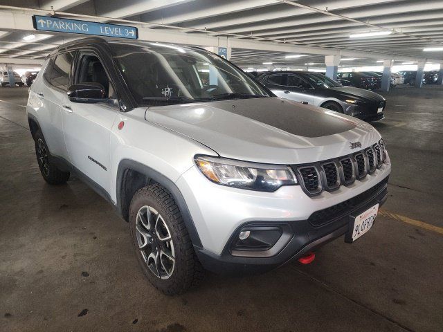 Used 2024 Jeep Compass Trailhawk AWD/4WD image 1