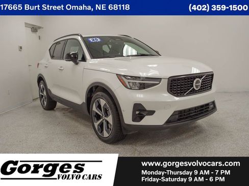 Certified 2025 Volvo XC40 B5 Plus AWD/4WD image 1