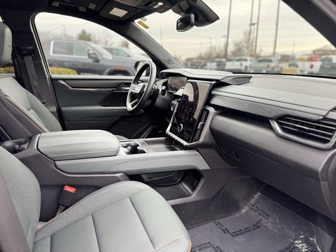 Used 2025 GMC Acadia AT4 w/ Luxury Package image 11