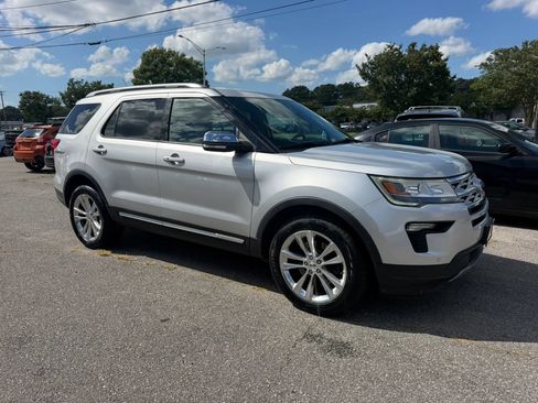 Used 2019 Ford Explorer XLT w/ Equipment Group 202A AWD/4WD image 7