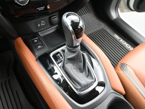 Used 2018 Nissan Rogue SL w/ Premium Package image 18