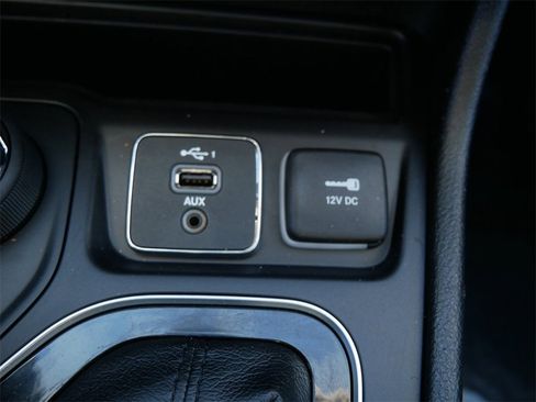 Used 2019 Jeep Cherokee Limited image 19