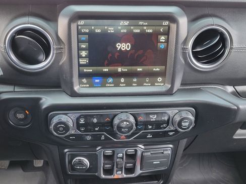 Used 2022 Jeep Wrangler Unlimited Sahara w/ Cold Weather Group AWD/4WD image 9